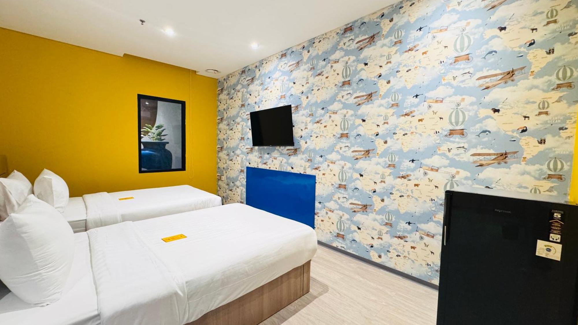 Yellow Bee Resort Cililitan Jakarta Exterior foto