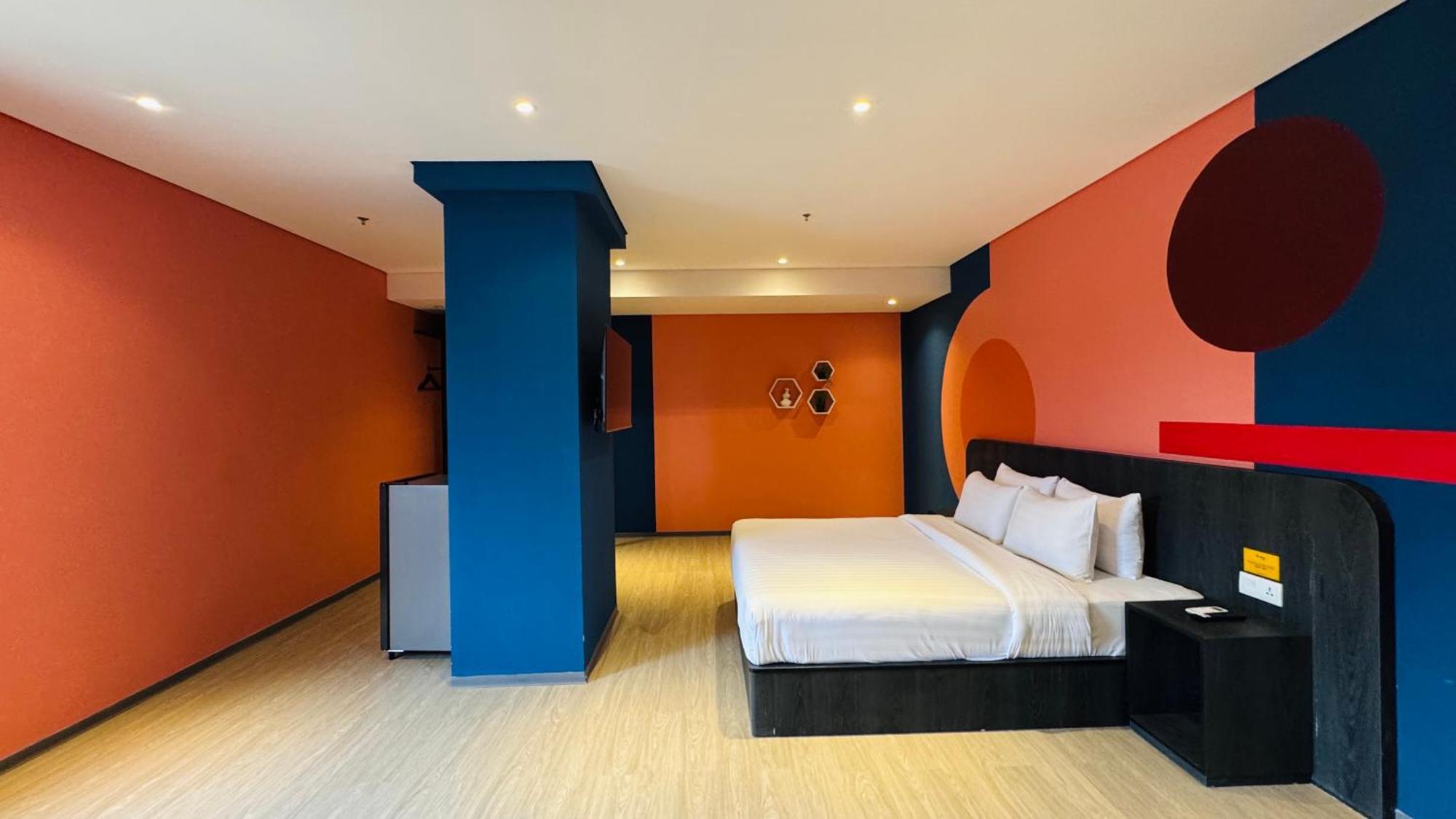 Yellow Bee Resort Cililitan Jakarta Exterior foto