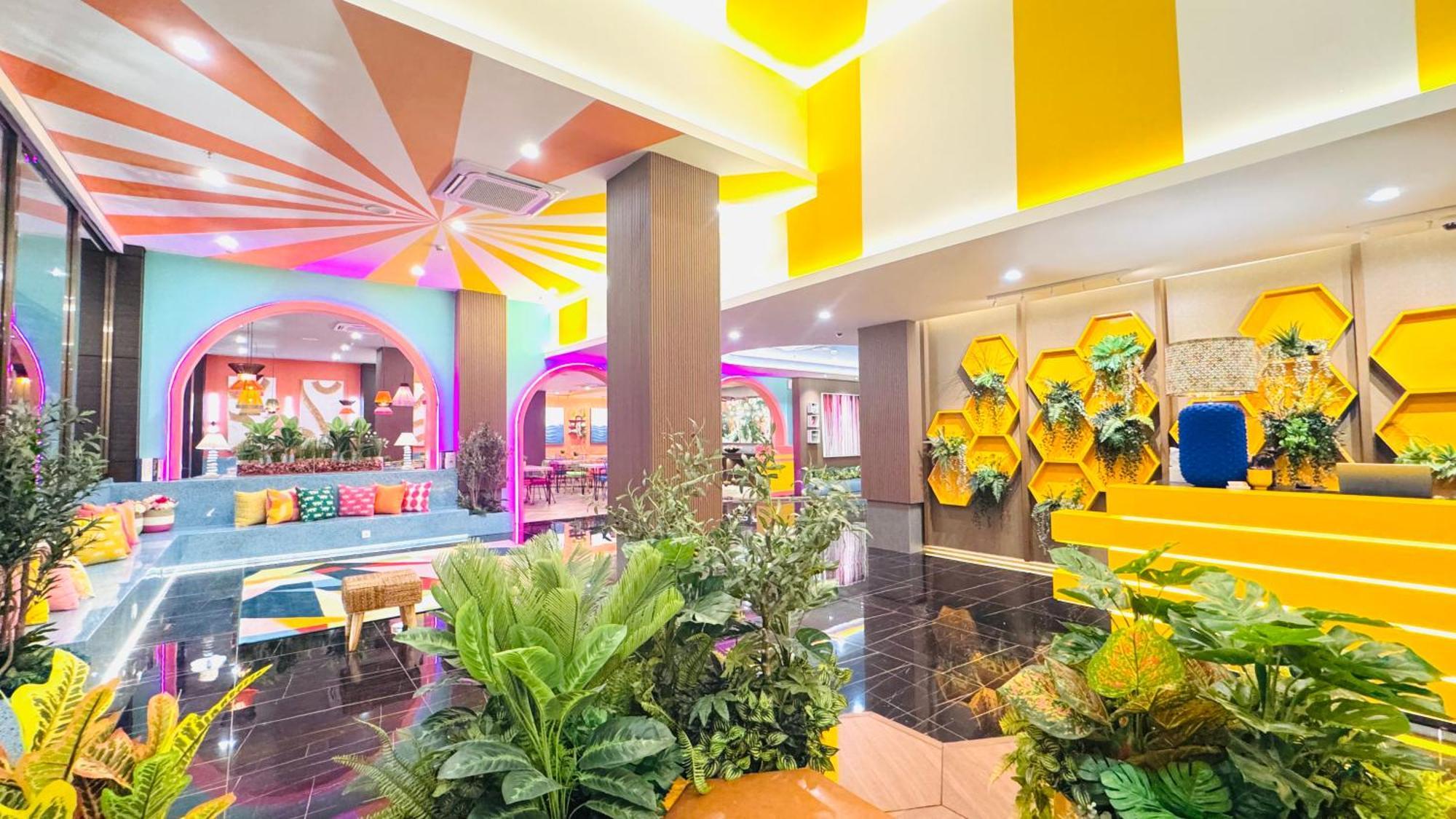 Yellow Bee Resort Cililitan Jakarta Exterior foto